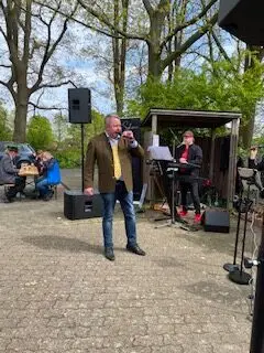 Jens Less singt