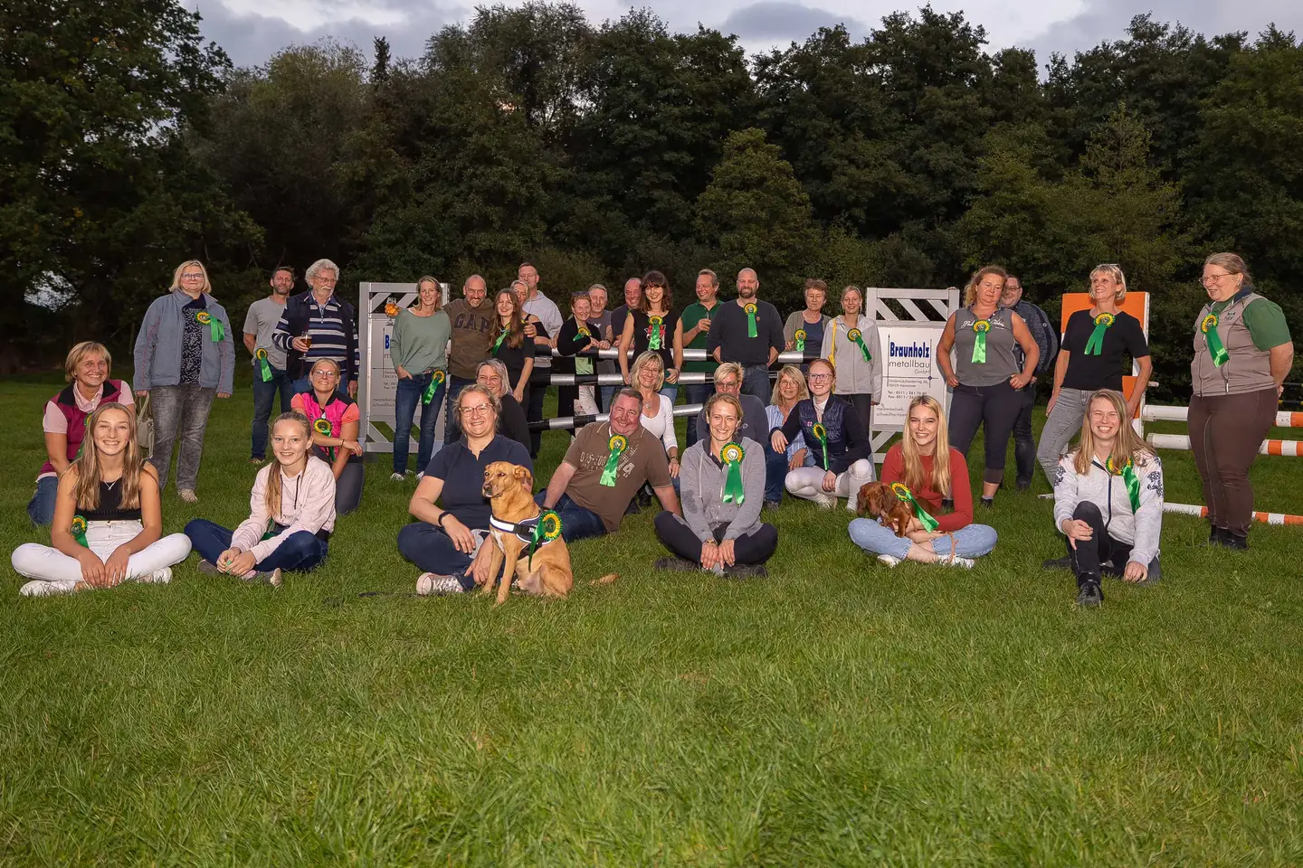 Gruppenbild der Vereinsmitglieder auf der Wiese am Hof